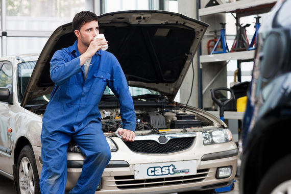 meccanico con tuta da lavoro